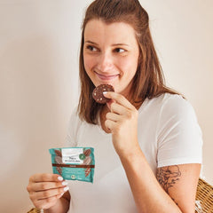 MABYEN Boules d'Énergie Date Bio 20 pcs. | Boules de dattes - Snacks sains sans sucre pour la grossesse et l'allaitement - Barres protéinées aux fruits secs - 13 x Cacao et 7 x Produits déshydratés saveur mangue Naty Shop