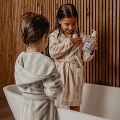 Suavinex, shampoing soin pour enfants de 3 à 10 ans, sans allergène, sans paraben, sans silicone, adapté aux peaux sensibles, sans déchirure ni tiraillement, 95% d'ingrédients d'origine naturelle, Enfants - Bain et Soin Naty Shop