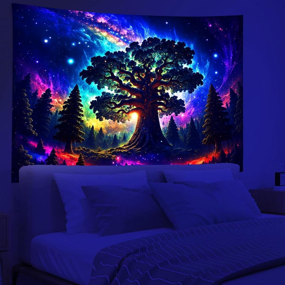 Tapisserie lumière noire forêt psychédélique nature arbre étoiles galaxie Maison - Accessoires et Décorations Naty Shop