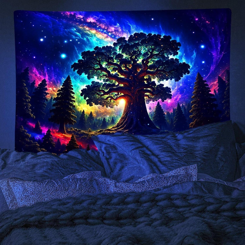 Tapisserie lumière noire forêt psychédélique nature arbre étoiles galaxie Maison - Accessoires et Décorations Naty Shop